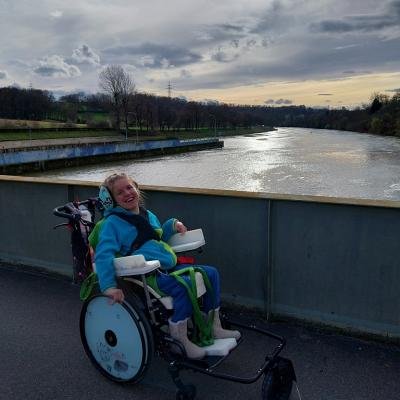 Schülerin im Rollstuhl auf der Schleuse, im Hintergrund den Neckar 