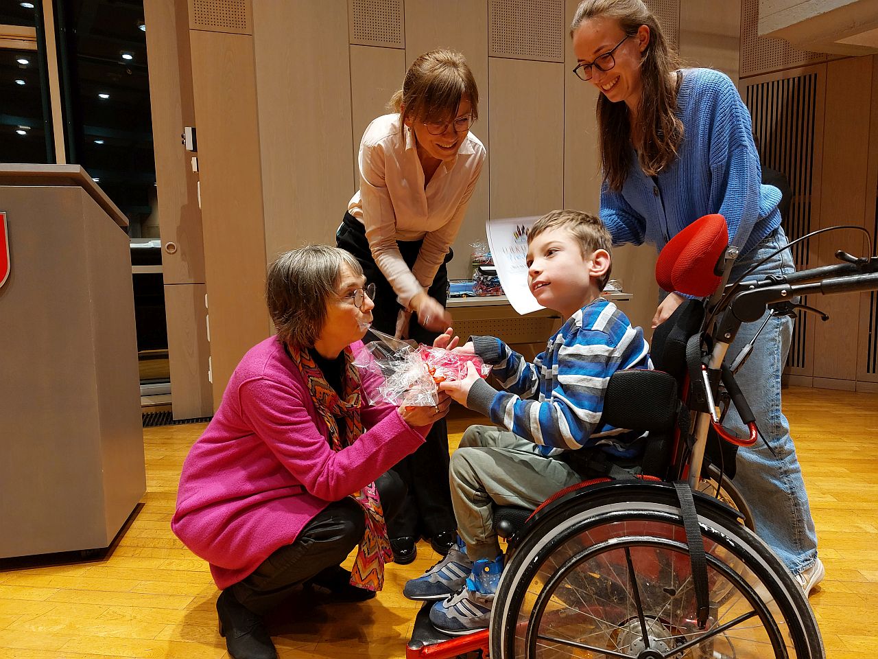 Ein Schüler der AHWerner-Schule bekommt einen Preis von den Schuldekaninnen überreicht.