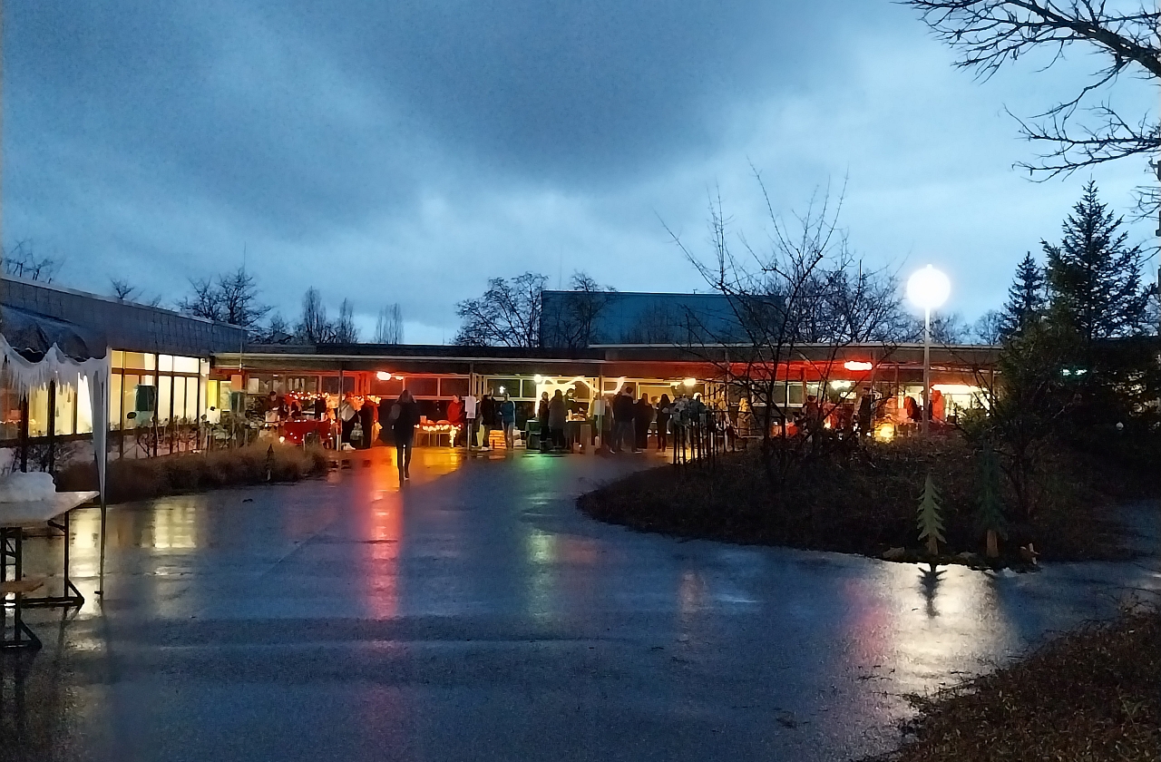 Verkaufsstände beim Weihnachtsmarkt an der AHWerner-Schule