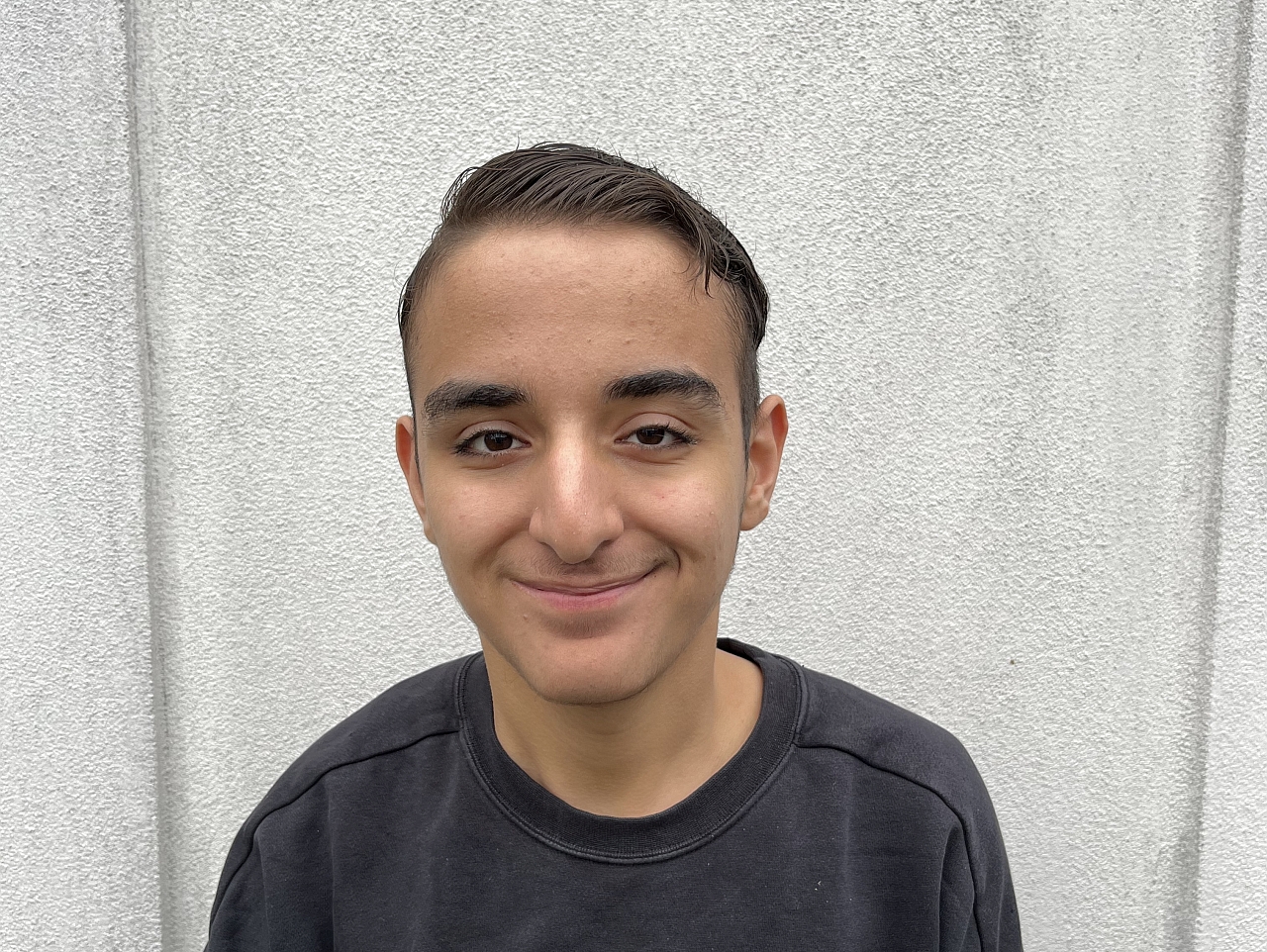 Ein Junge trägt einen Pullover mit einem Nike Zeichen. Der Junge ist das neue Mitglied im Landesschülerbeirat.