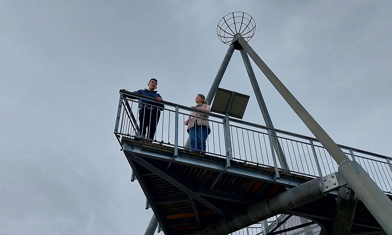 Schüler und Betreuerin genießen die Aussicht auf dem Metall geflochtenen Aussichtsturm