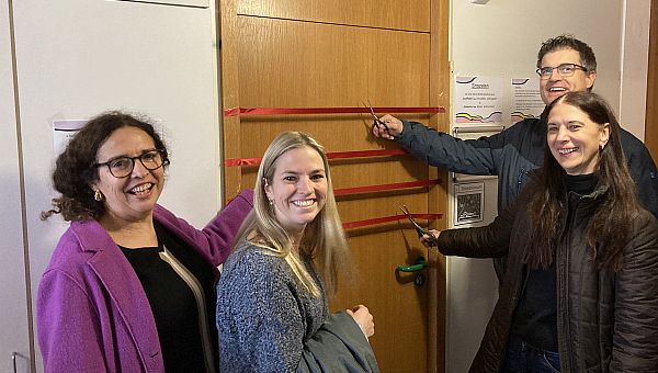 Vier rote Bänder zum Durchschneiden, für alle die gespendet haben.