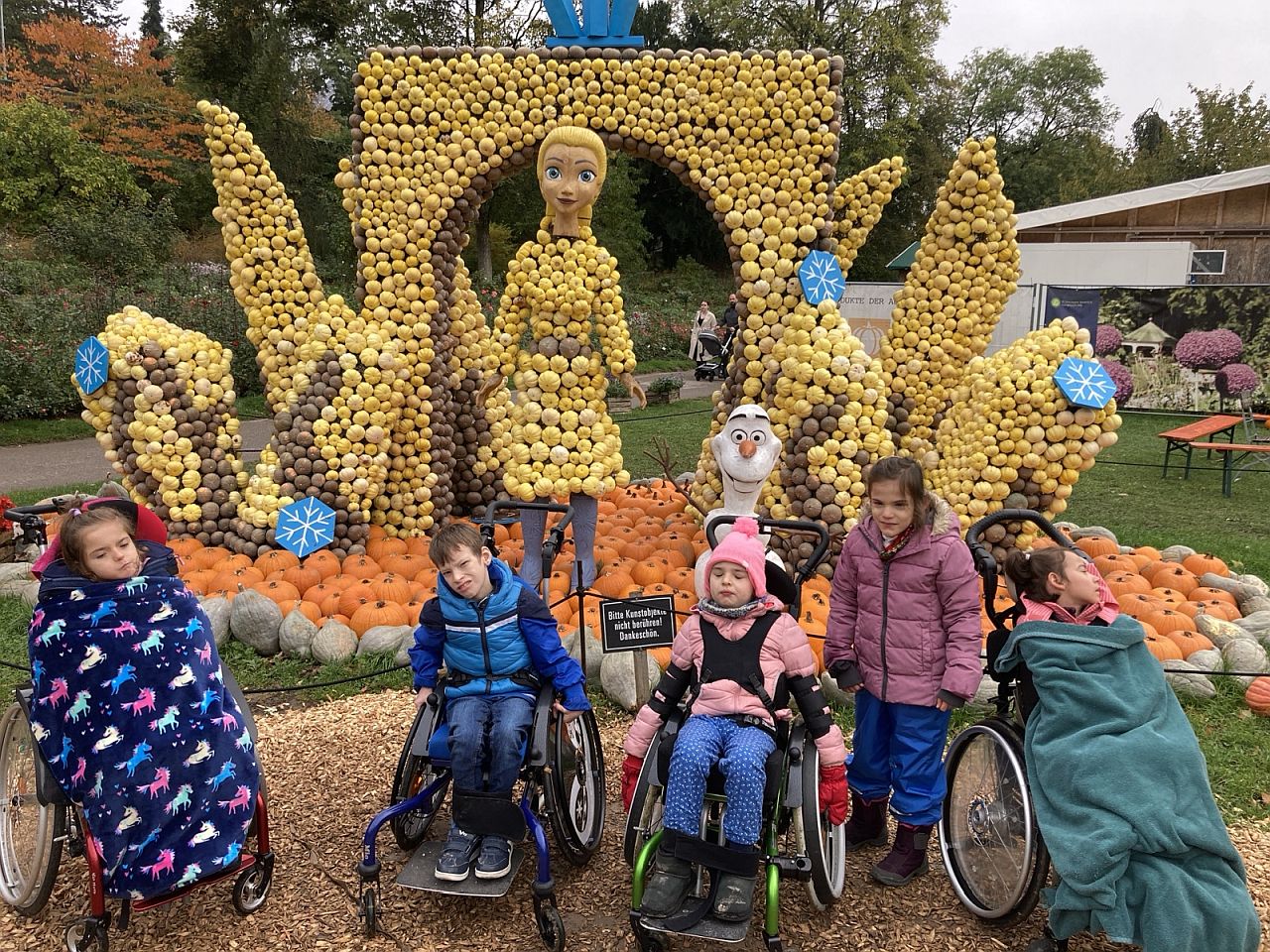 Die Schülerinnen und Schüler der Klasse 3a stehen vor einem Kürbisgebilde, das Elsa und Olaf aus „die Eiskönigin“ zeigen.