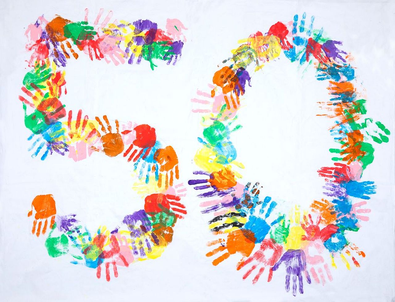 Farbige Handabdrücke, auf einer Leinwand gestaltet, von Kindern, Eltern und Mitarbeiterinnen des Schulkindergartens Markgröningen