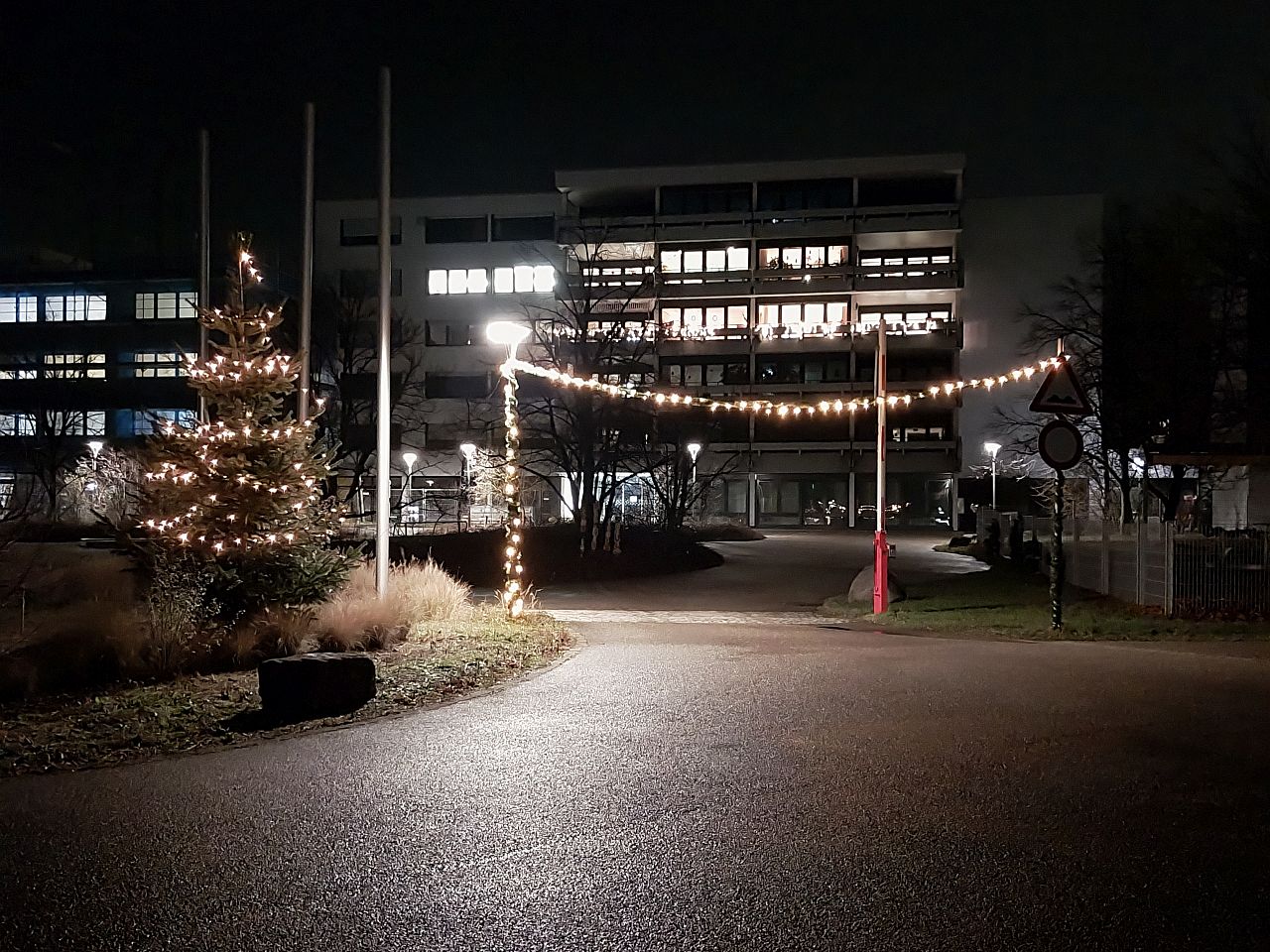 Der Eingang des Weihnachtsmarktes war weihnachtlich beleuchtet.