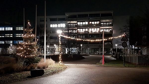 Der Eingang des Weihnachtsmarktes war weihnachtlich beleuchtet.