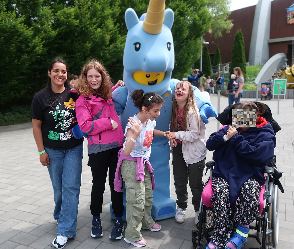 4 Schülerinnen und eine Betreuerin vor einem übergroßen Lego-Einhorn im Legoland.