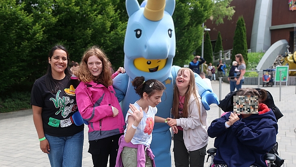 4 Schülerinnen und eine Betreuerin vor einem übergroßen Lego-Einhorn im Legoland.