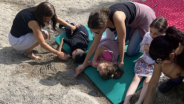 Mit allen Sinnen den Sommer erleben - die Raupenklasse auf der Bärenwiese in Ludwigsburg