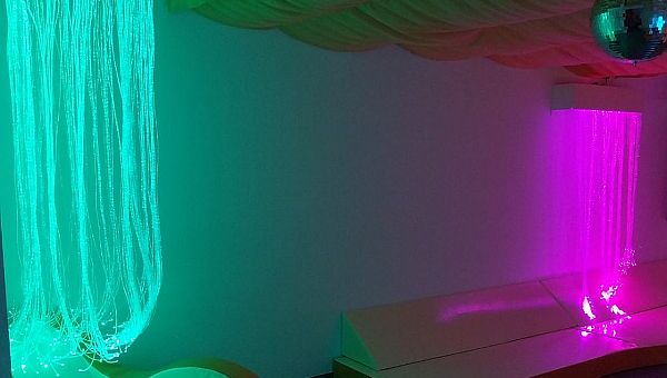 Die Lichtelemente des Snoezelenraumes leuchten bunt.