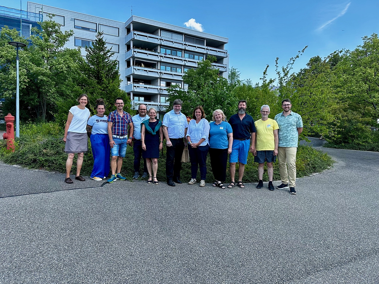 Gruppenfoto mit Besuch und ÖPR vor dem Internatsgebäude