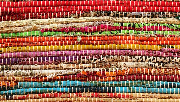 Bunt geknüpfter Teppich in schönen Farben