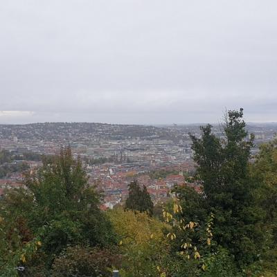 Zu sehen ist die Aussicht vom Santiago-di Chile- Platz in Stuttgart