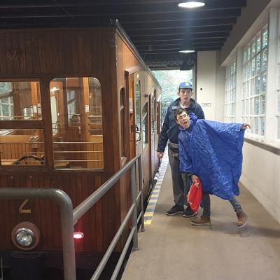 Zu sehen sind zwei Schüler vor der der historischen Seilbahn am Waldfriedhof Stuttgart 