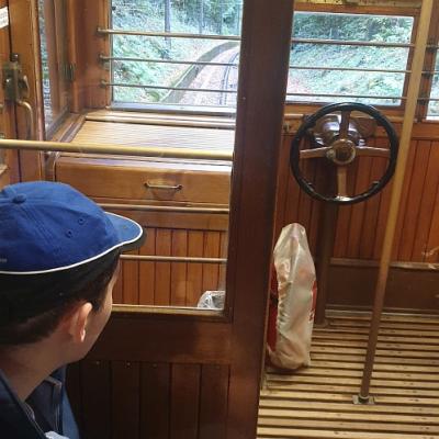 Ein Schüler in der Historischen Seilbahn