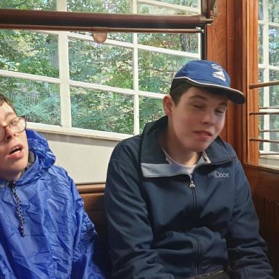 Zwei Schüler sitzen in der Historischen Seilbahn 
