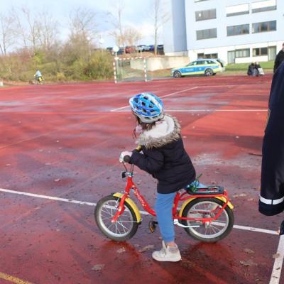 Schülerin steht über dem Fahrrad und fährt gleich an.