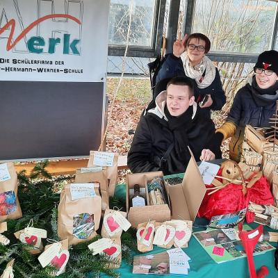 Die SchülerInnen der Berufsschulstufe stehen am Stand des AHWerks und verkaufen Spächtele, Feuerbälle, Samenbomben und ein Geschenkset.