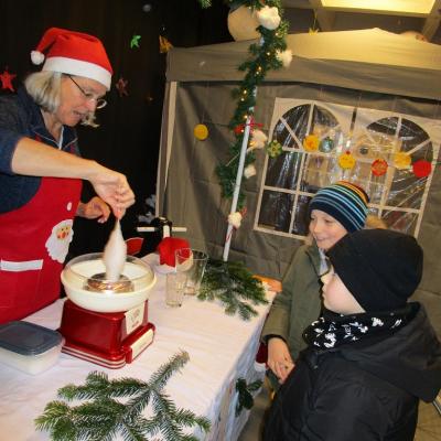 Eine Lehrerin bereitet Zuckerwatte für die Schülerinnen und Schüler zu. 