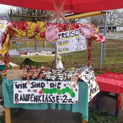 Am Stand der Raupenklasse wurde Birnen und-Weihnachtsmarmelade verkauft.