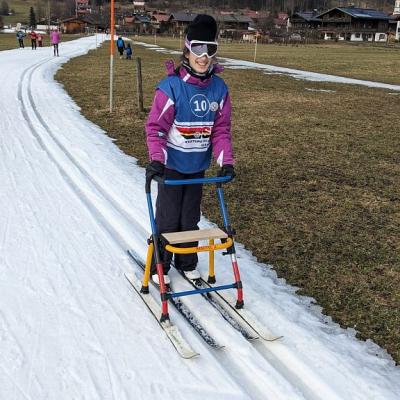 Marija läuft mit dem Skilator in der Loipe und lächelt in die Kamera.