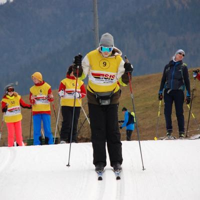 Julian fährt eine kleine Abfahrt frontal auf die Kamera zu.