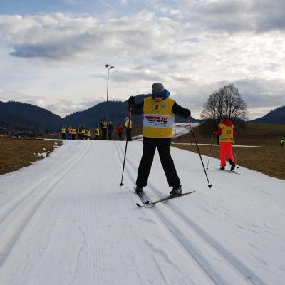 Christopher fährt eine kleine Abfahrt frontal auf die Kamera zu und bremst mit einem Ski.