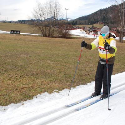 Julian stochert mit den Stöcken durch die Loipe.