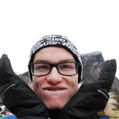 Florian mach eine Grimasse in die Kamera. Seine Hände formen ein V unter dem Kinn.