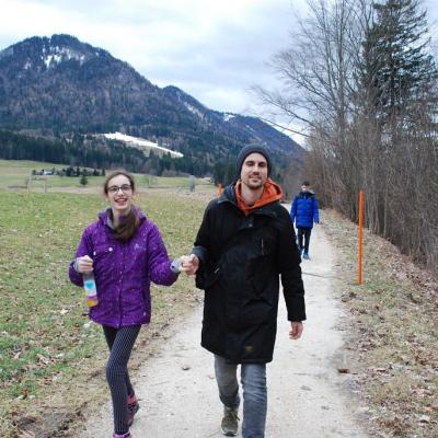 Marija und Herr Kling laufen den Feldweg entlang. Herr Kling hält Marija an der Hand. Beide lächeln in die Kamera.