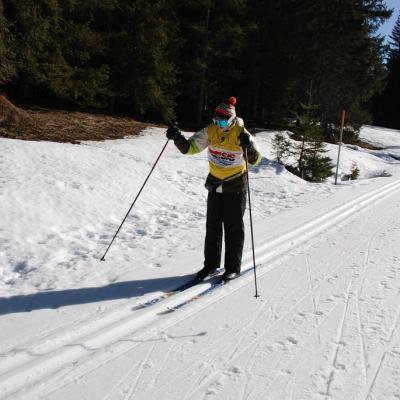 Julian fährt in der Loipe. Im Hintergrund sieht man Wald.