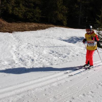 Lara fährt in der Loipe. Im Hintergrund sieht man Wald.