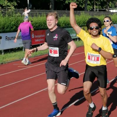 Zwei Läufer beim Zieleinlauf