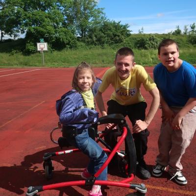 Drei Spieler posen nach dem Fußballspiel