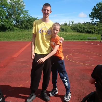 Zwei Spieler posen nach dem Fußballspiel.