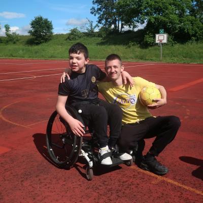 Zwei Spieler posen nach dem Fußballspiel
