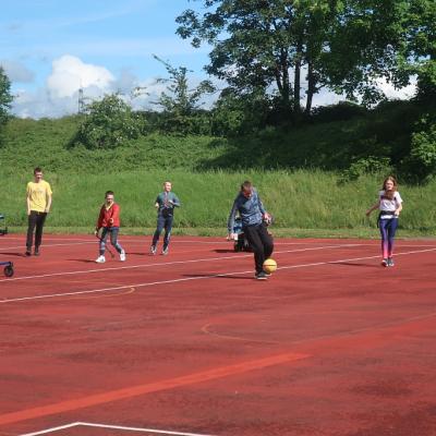 Viele Schüler rennen zum Ball