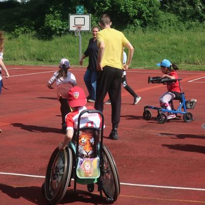 Viele Schüler rennen zum Ball.