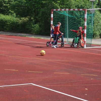 Zwei Jungen stehen vor dem Tor, bereit zum Abschluss.
