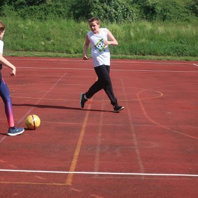 Zwei Schüler kämpfen um den Ball.