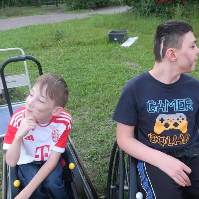 Zwei Schüler präsentieren ihre Feuerbemalung im Gesicht