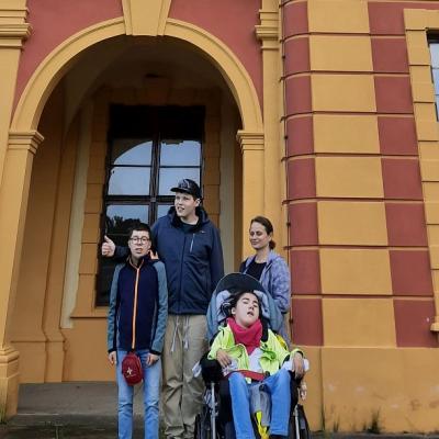 Drei Schüler und zwei Erzieher vor dem Favoriteschloss in Ludwigsburg
