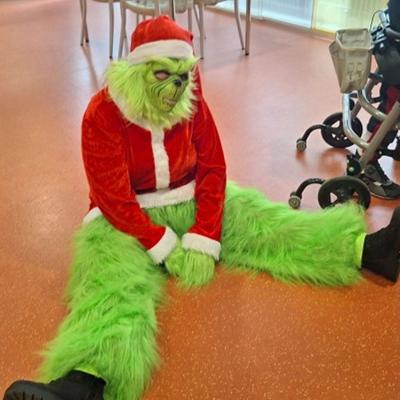 Der Grinch sitzt erschöpft auf dem Boden.