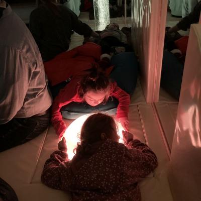 Eva und ihre Schwester schauen gebannt in die Wasserkugel.