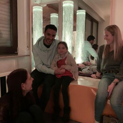 Sofia sitzt neben ihrem Papa und ist ganz  aufmerksam.