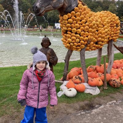 Teodora steht vor einem Kürbispferd.