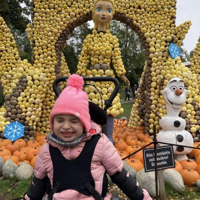 Sofia steht vor der Eiskönigin und freut sich.