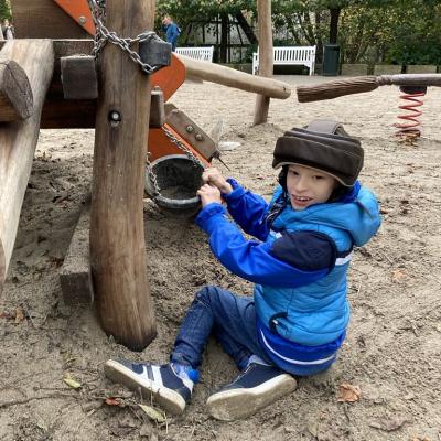 Constantin spielt im Sand.