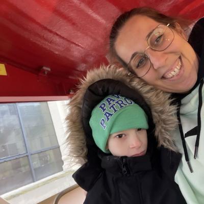 Constantin ist warm eingepackt und fährt mit einem Riesenrad.