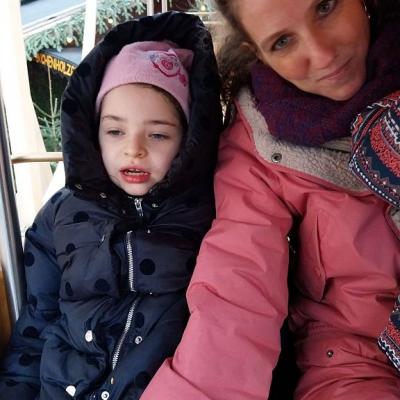 Sofia freut sich über die Fahrt im Riesenrad.